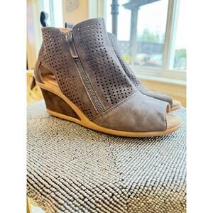 Earth “Cosmos” Wedge Sandals – Dark Slate – Perforated Leather – Size  9